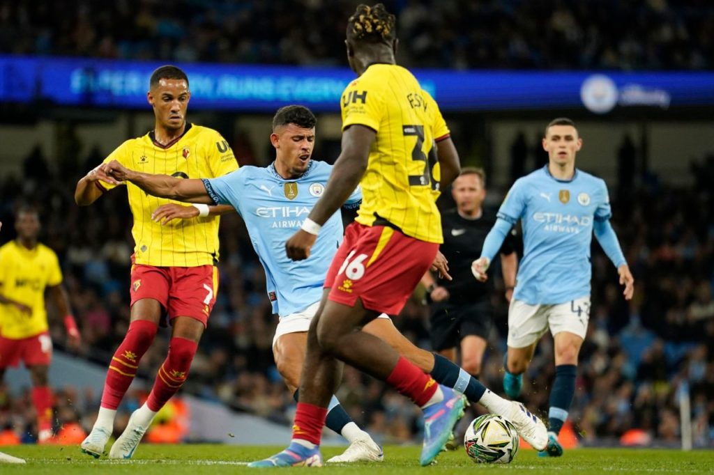 Matheus Nunes finaliza para marcar para o Manchester City na vitória em cima do Watford na Carabao Cup