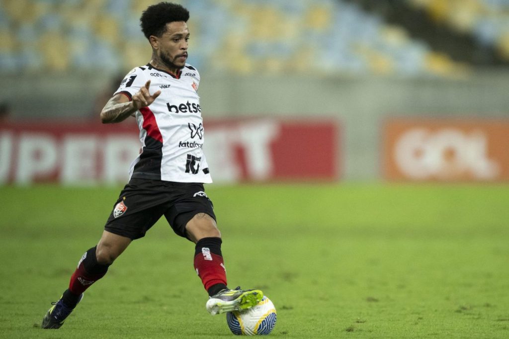 Meia Matheusinho em jogo do Vitória no Brasileirão