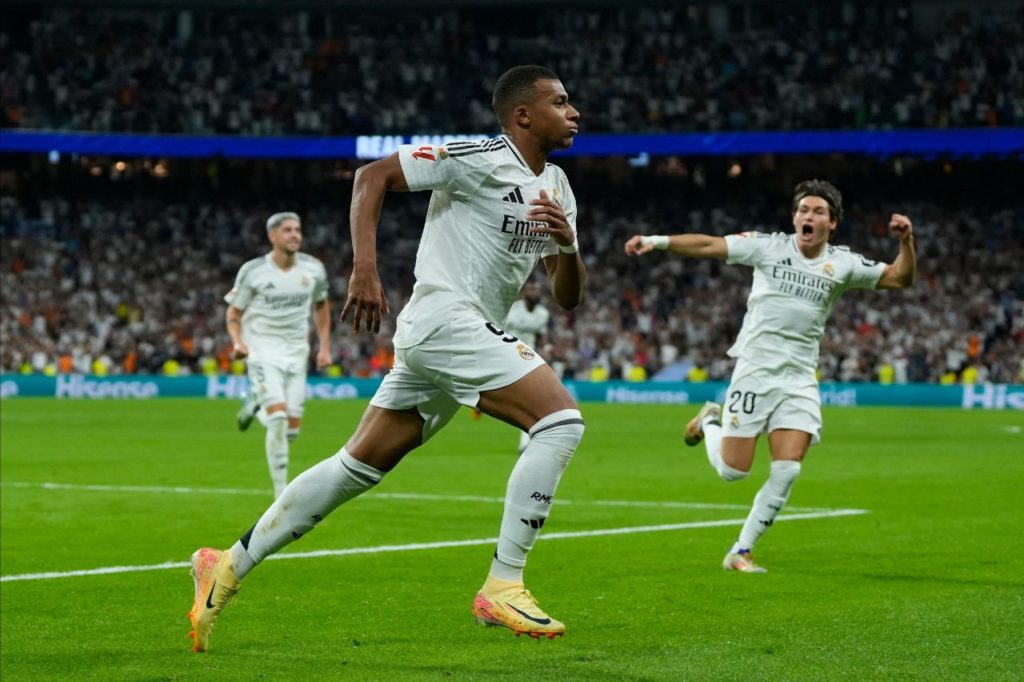 Atacante Mbappé comemora gol pelo Real Madrid na vitória em cima do Betis no Santiago Bernabéu