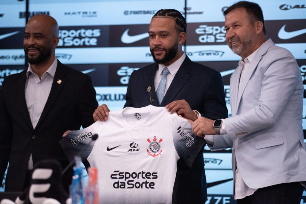 Atacante Memphis Depay é apresentado pelo Corinthians