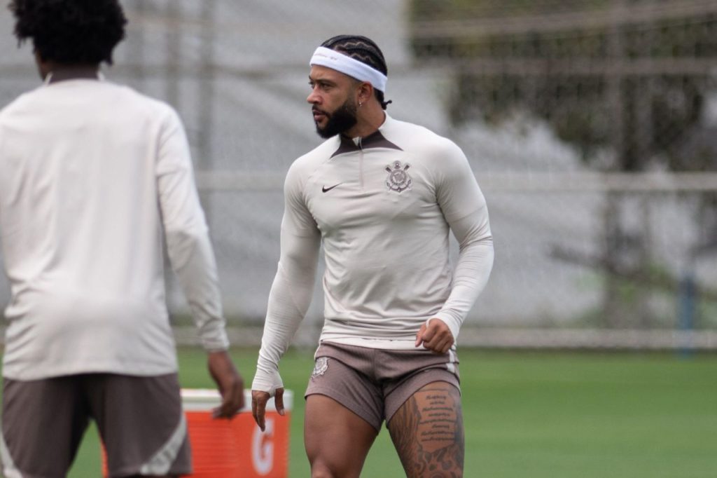 Atacante holandês Memphis Depay em treino do Corinthians