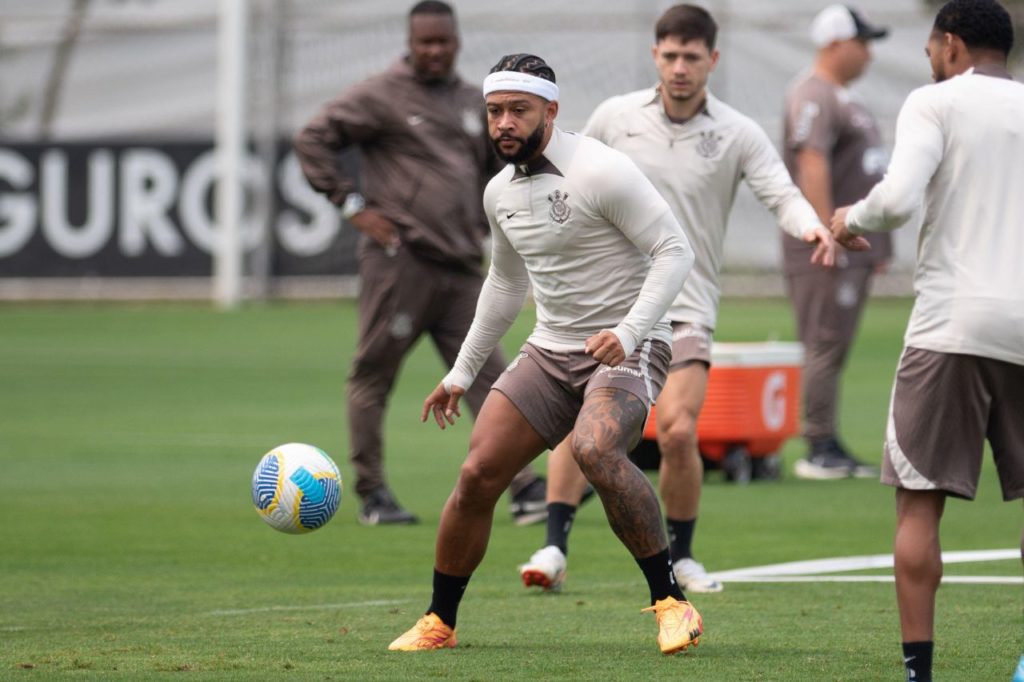 Atacante Memphis Depay em treino do Corinthians