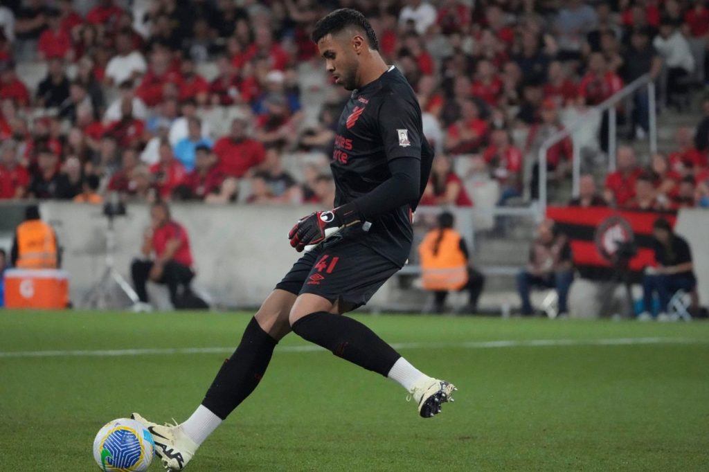 Goleiro Mycael em jogo do Athletico Paranaense