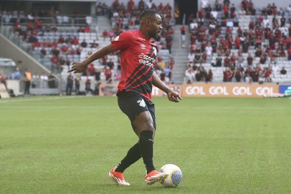 Meia Nikão em jogo do Athletico Paranaense