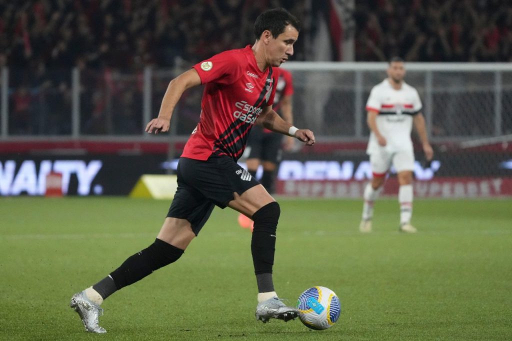 Centroavante Pablo em jogo do Athletico Paranaense