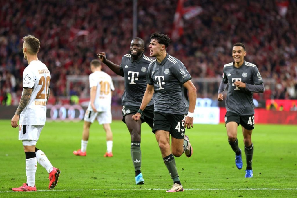 Aleksandar Pavlovic comemora o gol de empate do Bayern de Munique contra o Bayer Leverkusen pela Bundesliga