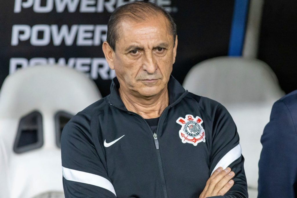 O técnico Ramón Díaz no banco de reservas do Corinthians