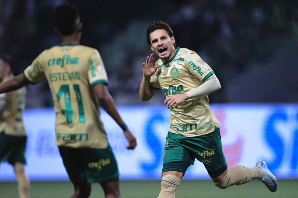 Meia Raphael Veiga comemorando gol pelo Palmeiras na vitória sobre o Criciúma