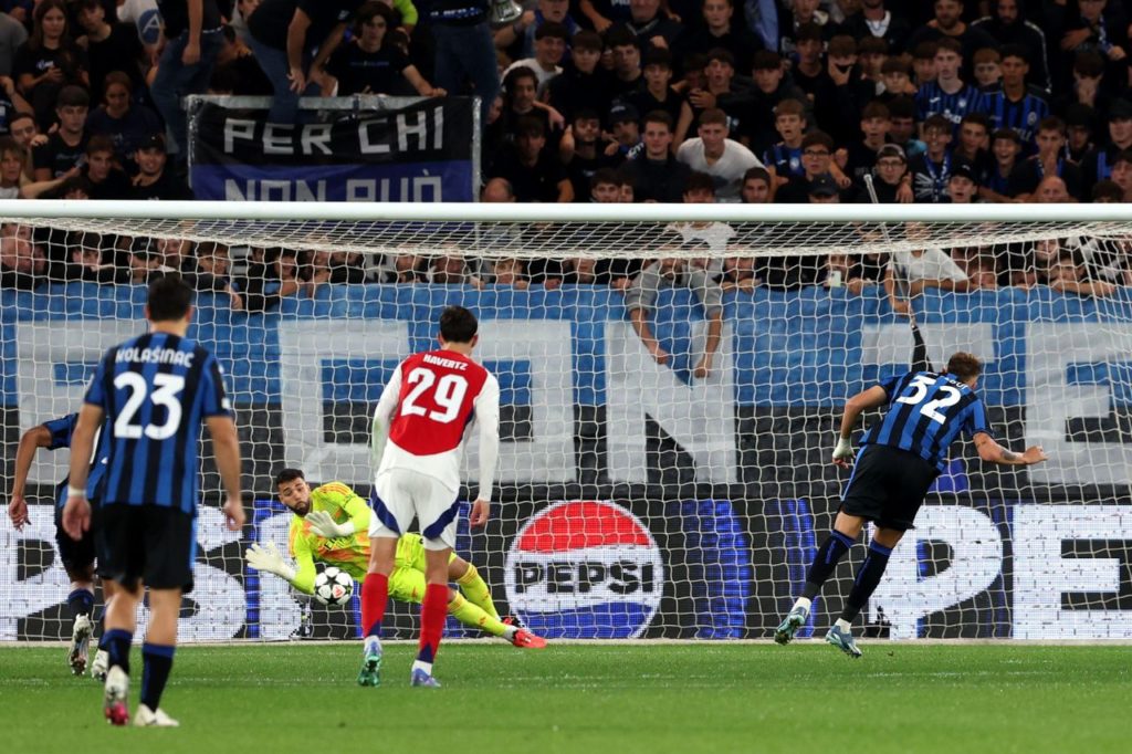 Goleiro David Raya pega pênalti de Retegui no empate do Arsenal com a Atalanta na Liga dos Campeões