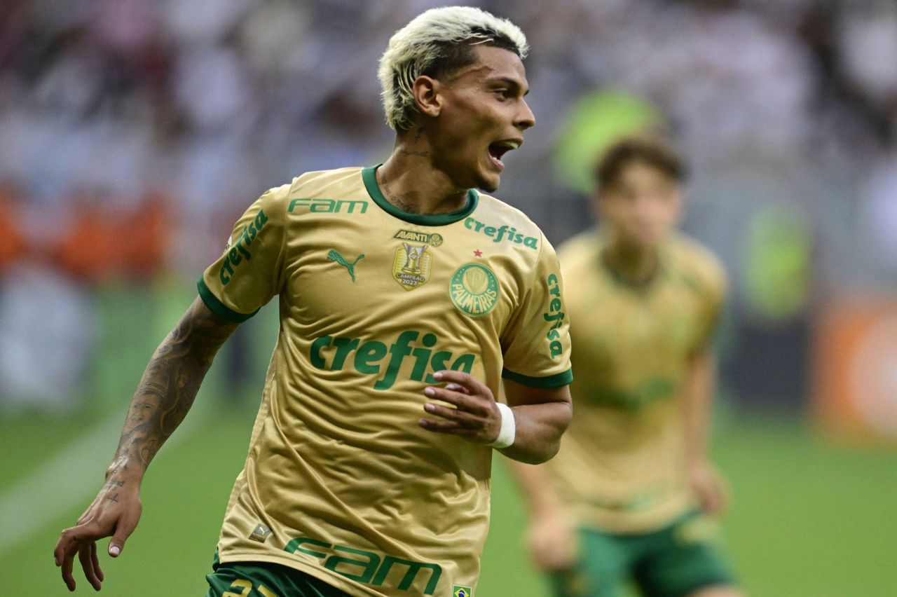 Palmeiras acerta renovação de contrato com volante titular