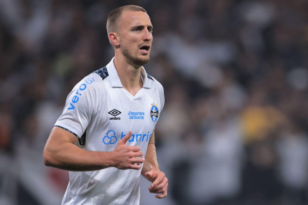 Zagueiro Rodrigo Ely em jogo do Grêmio no Brasileirão