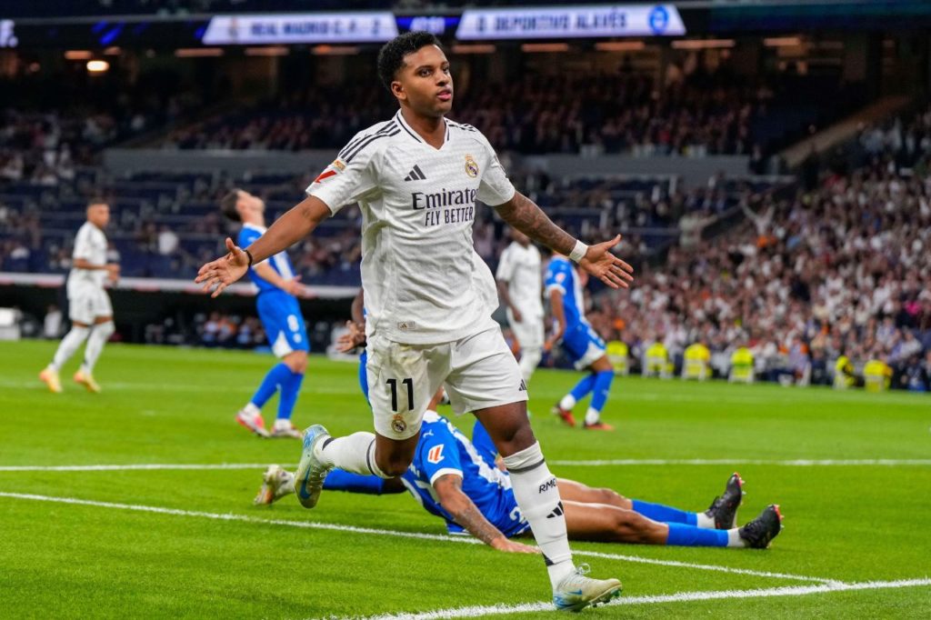 Atacante brasileiro Rodrygo comemora gol pelo Real Madrid no Santiago Bernabéu