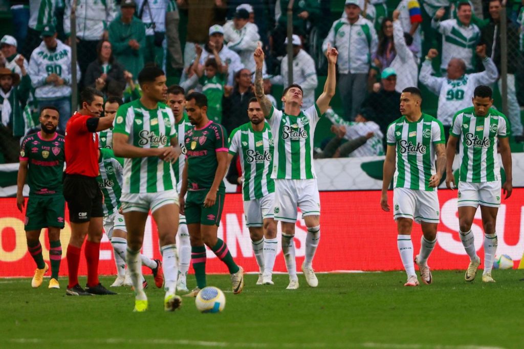 Ronaldo comemora gol do Juventude na vitória sobre o Fluminense no Alfredo Jaconi