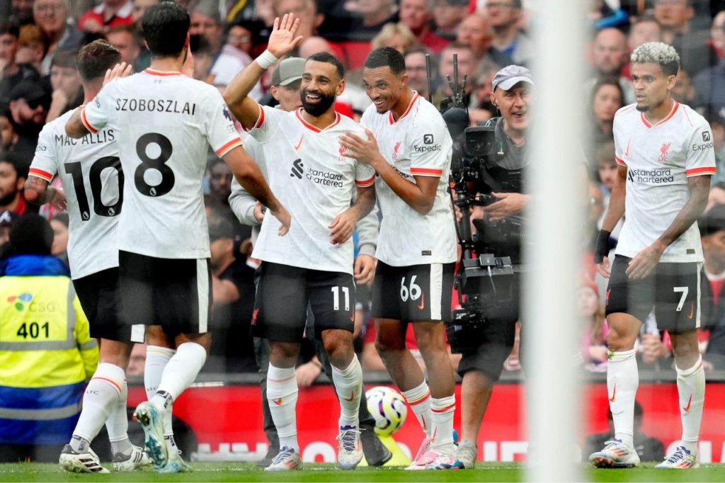 Salah comemora com os jogadores do Liverpool na vitória sobre o Manchester United em Old Trafford pelo Inglês