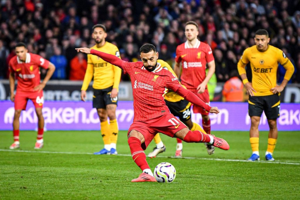 Salah cobra pênalti para marcar o segundo gol do Liverpool sobre o Wolverhampton na Premier League