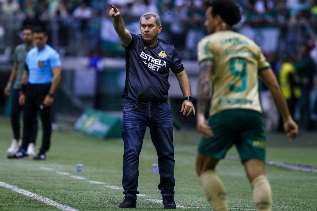 Técnico Cláudio Tencati no comando do Criciúma em jogo do Brasileirão