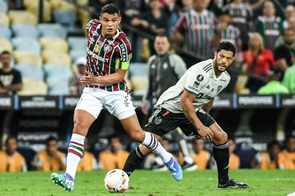 Zagueiro Thiago Silva passando pelo atacante Hulk no jogo entre Fluminense e Atlético-MG