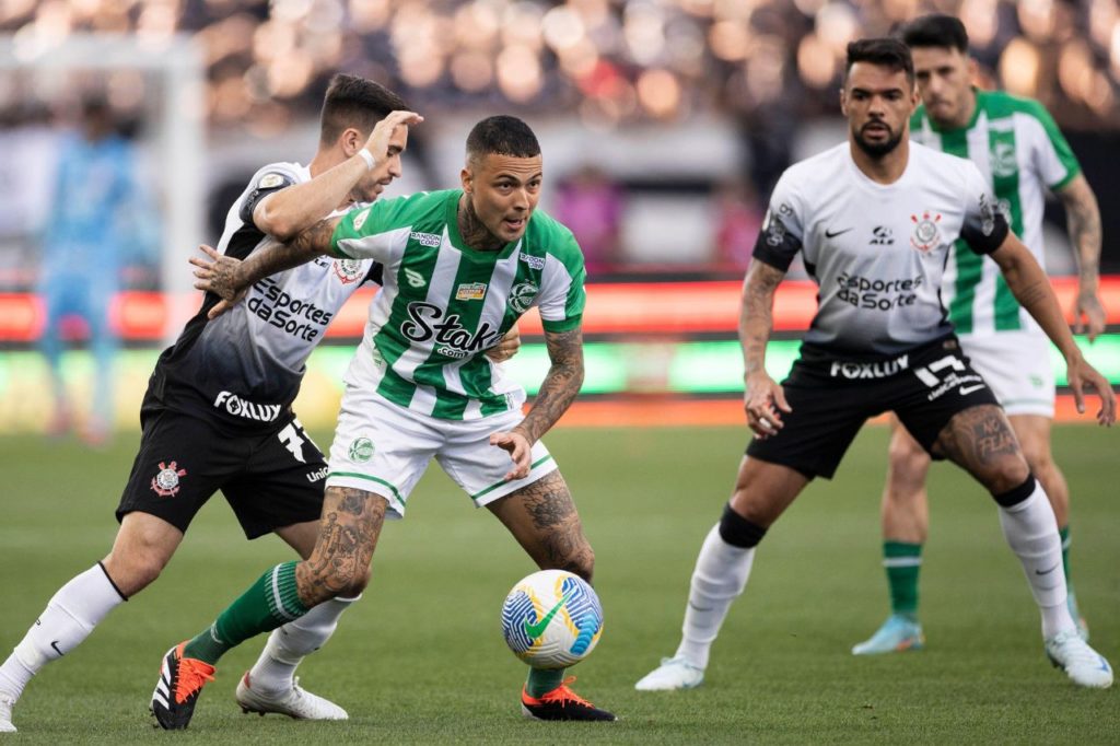 Volante Thiaguinho em jogo do Juventude contra o Corinthians