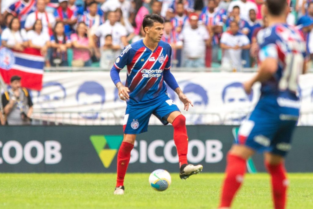 Zagueiro Victor Cuesta em jogo do Bahia no Brasileirão