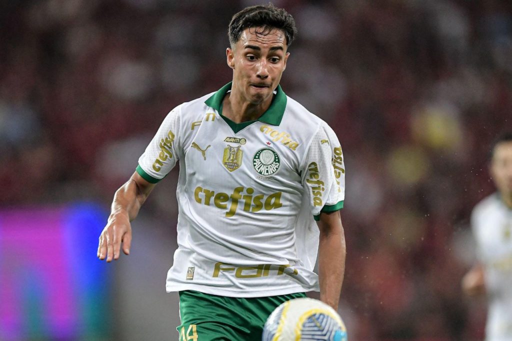 Zagueiro Vitor Reis em jogo do Palmeiras no Brasileirão