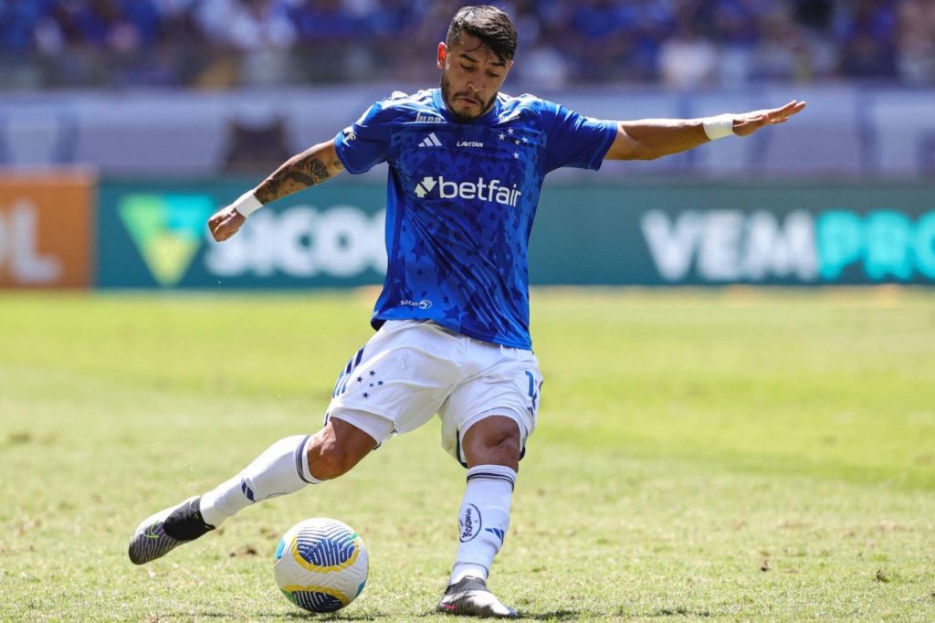 Lateral-direito William em jogo do Cruzeiro no Mineirão