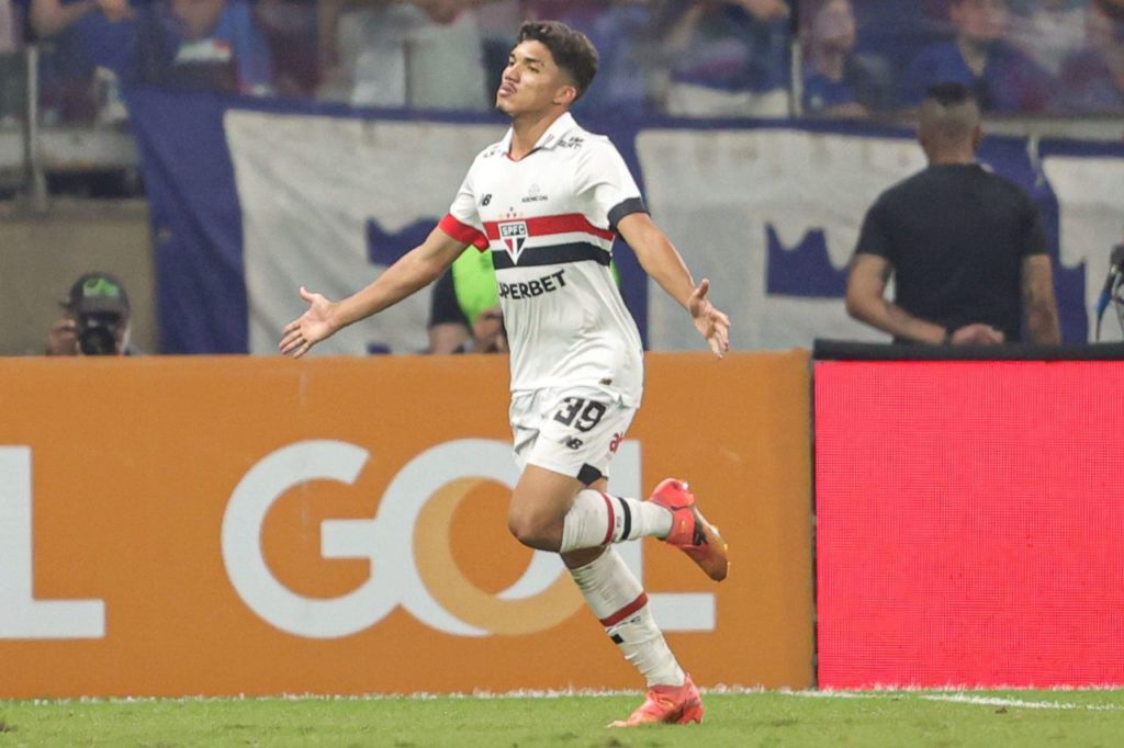 William Gomes comemora gol do São Paulo na vitória sobre o Cruzeiro pelo Brasileirão