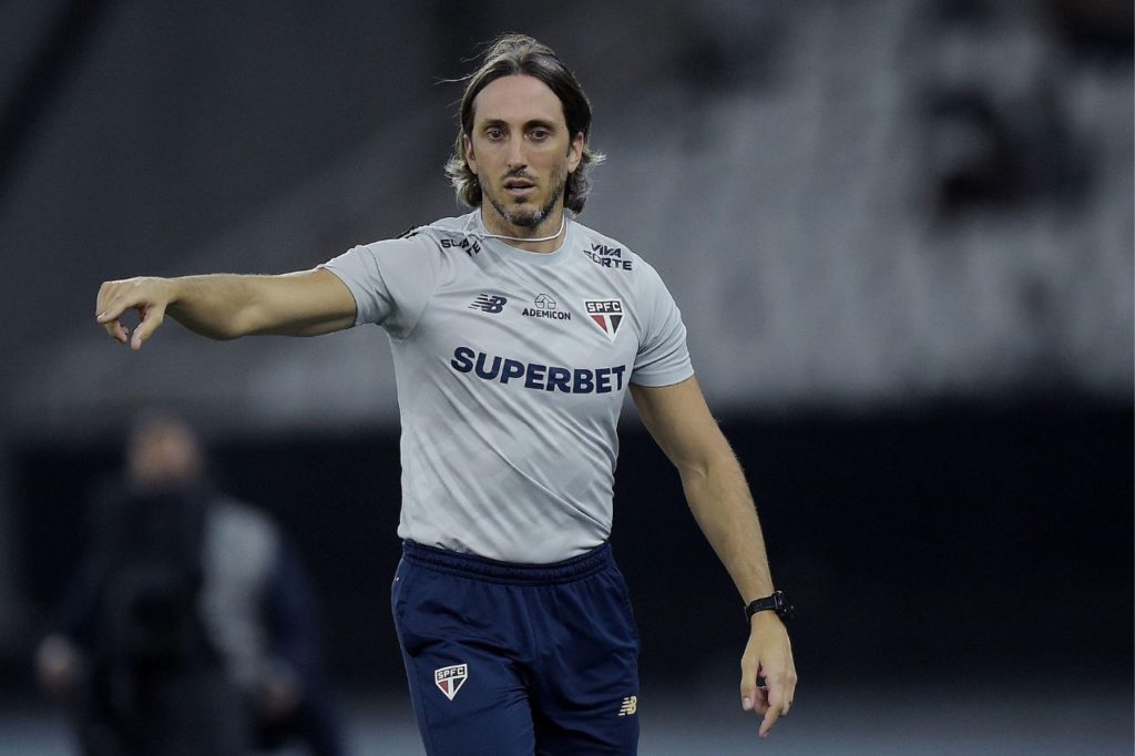 Técnico Luiz Zubeldía no comando do São Paulo na Libertadores