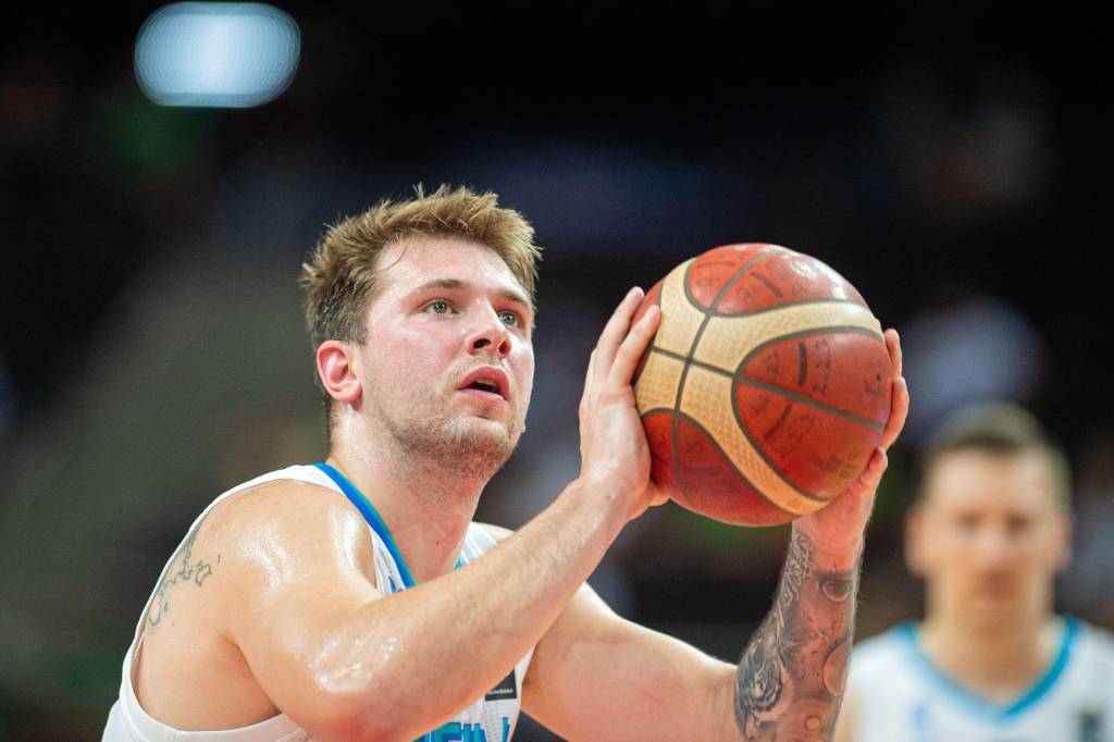 Jogador da NBA Luka Doncic em torneio qualificativo da FIBA.