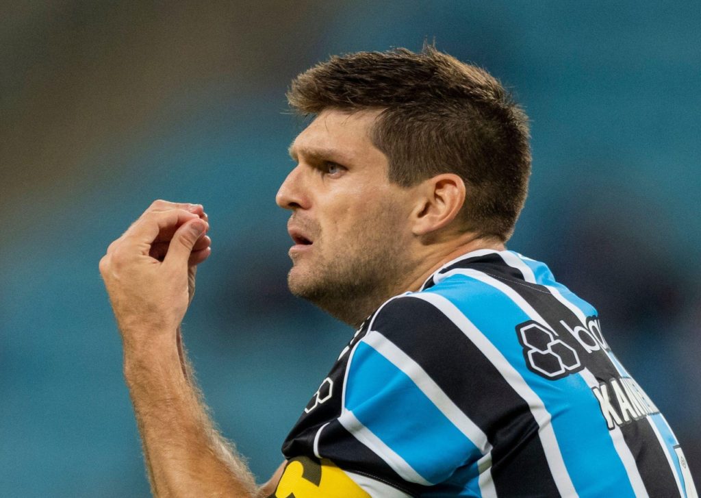 Walter Kannemann, do Grêmio, conversando com o árbitro em uma partida do time na temporada.