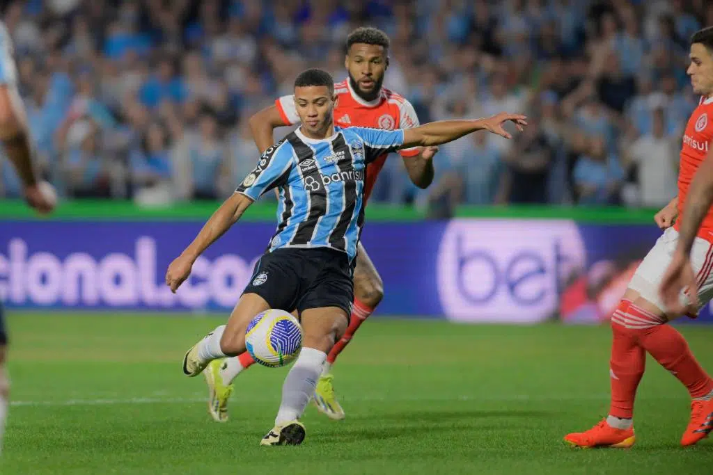 Gabriel Nunes, do Grêmio, durante uma partida contra o Internacional na 11º rodada do Brasileirão.