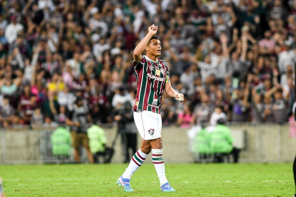 Thiago Silva, do Fluminense, gesticulando para o time em um dos jogos da temporada.