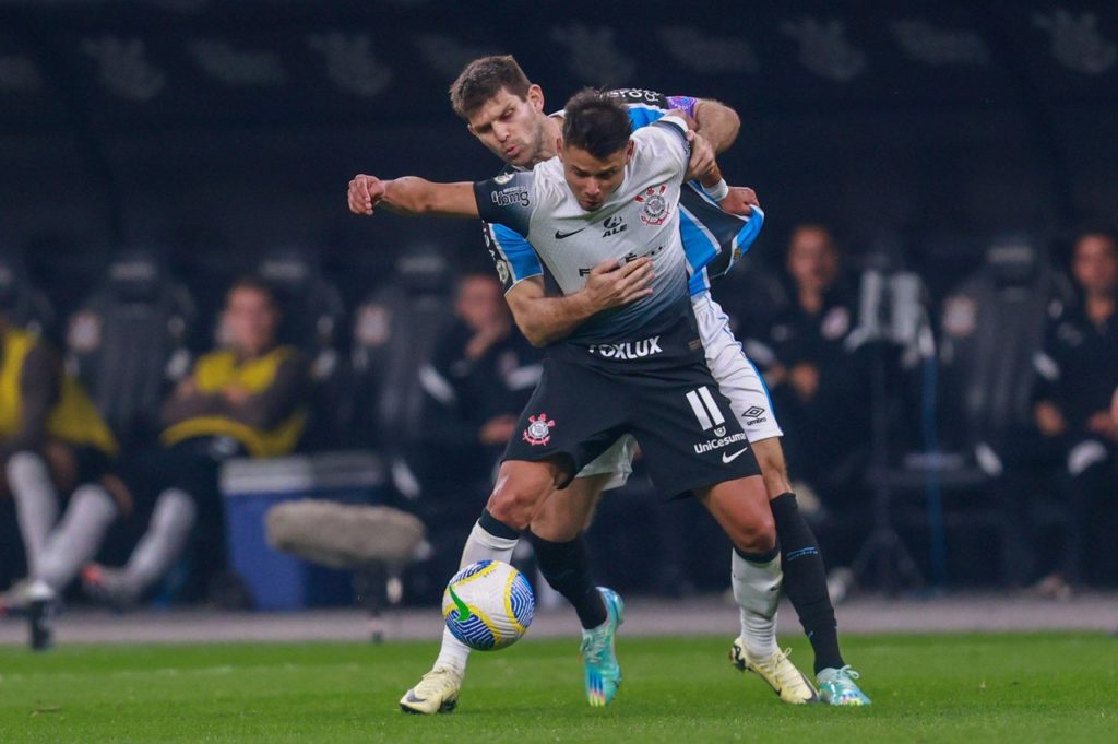 Ángel Romero, do Corinthians, disputando uma jogada contra um adversário na temporada de 2024.