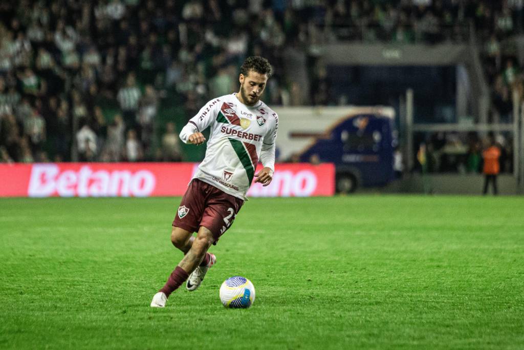 Jogador do Fluminense, Guga, em campo durante partida contra o Juventude.