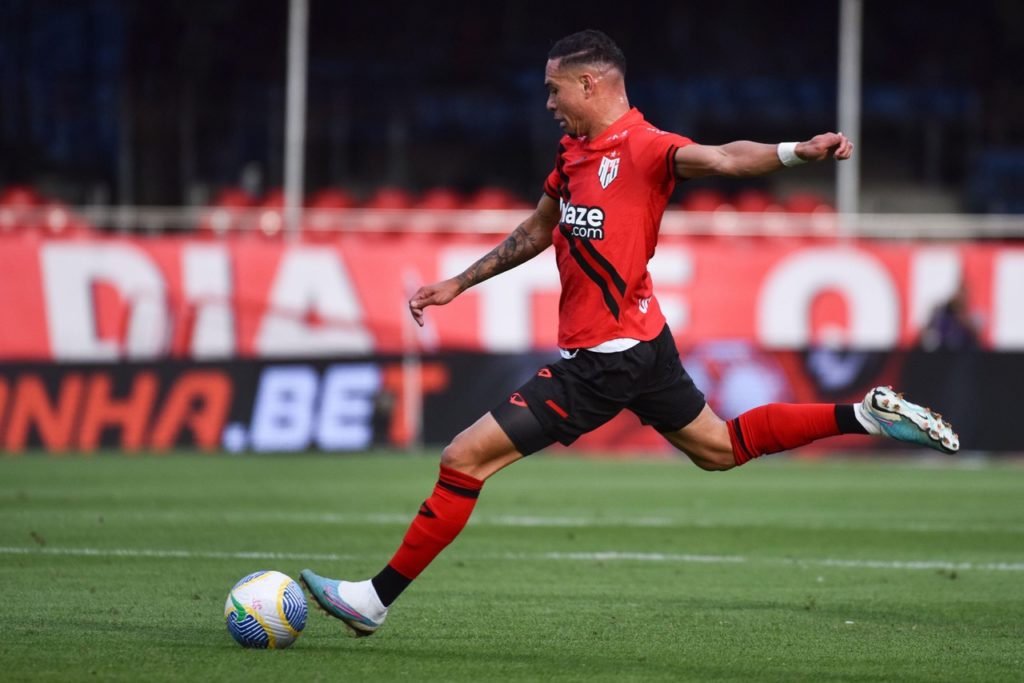 Luiz Fernando, do Atlético-GO, chutando uma bola em jogo válido pelo Brasileirão de 2024.