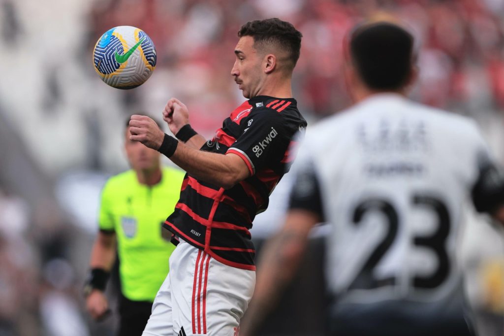 Léo Ortiz, do Flamengo, dominando a bola em um confronto pelo Campeonato Brasileiro.