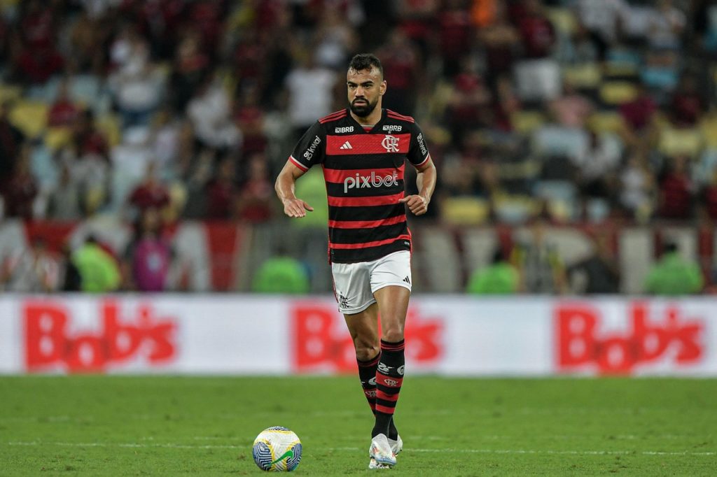 Fabrício Bruno, do Flamengo, dominando a bola em um dos jogos do time na temporada de 2024.