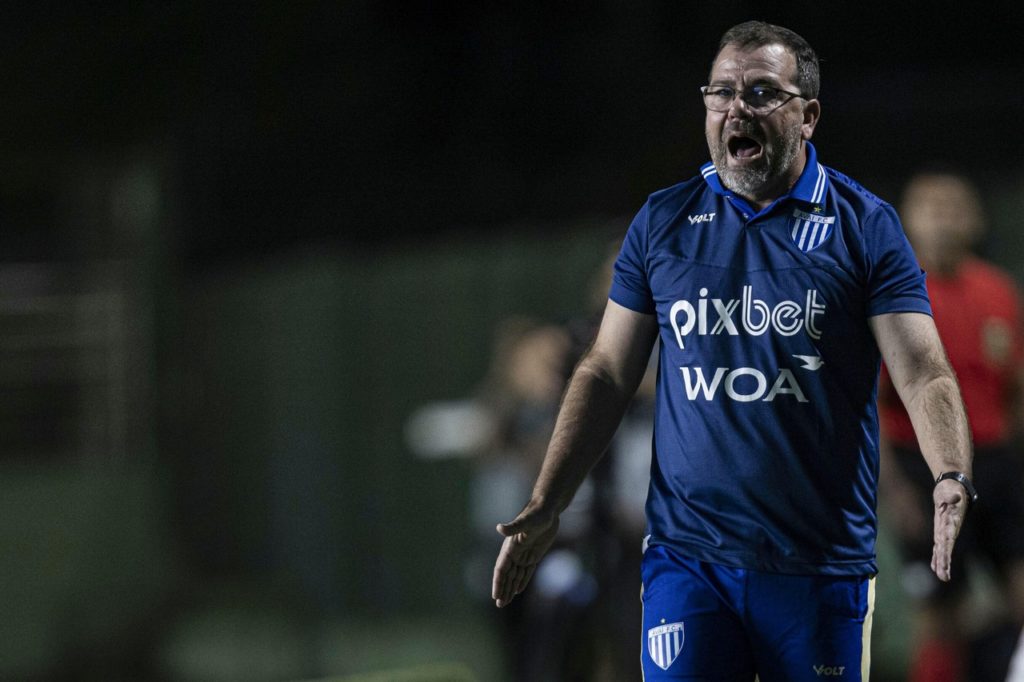 Enderson Moreira, do Avaí, orientando o time em um dos jogos da temporada.