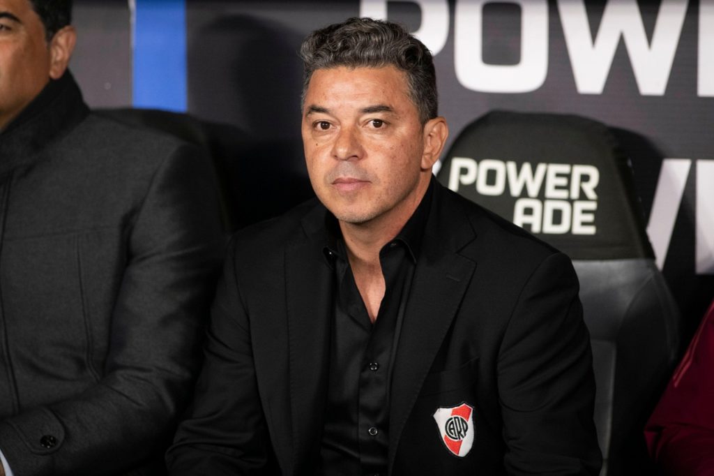 Marcelo Gallardo, do River Plate, observa o time em um jogo da temporada de 2024.