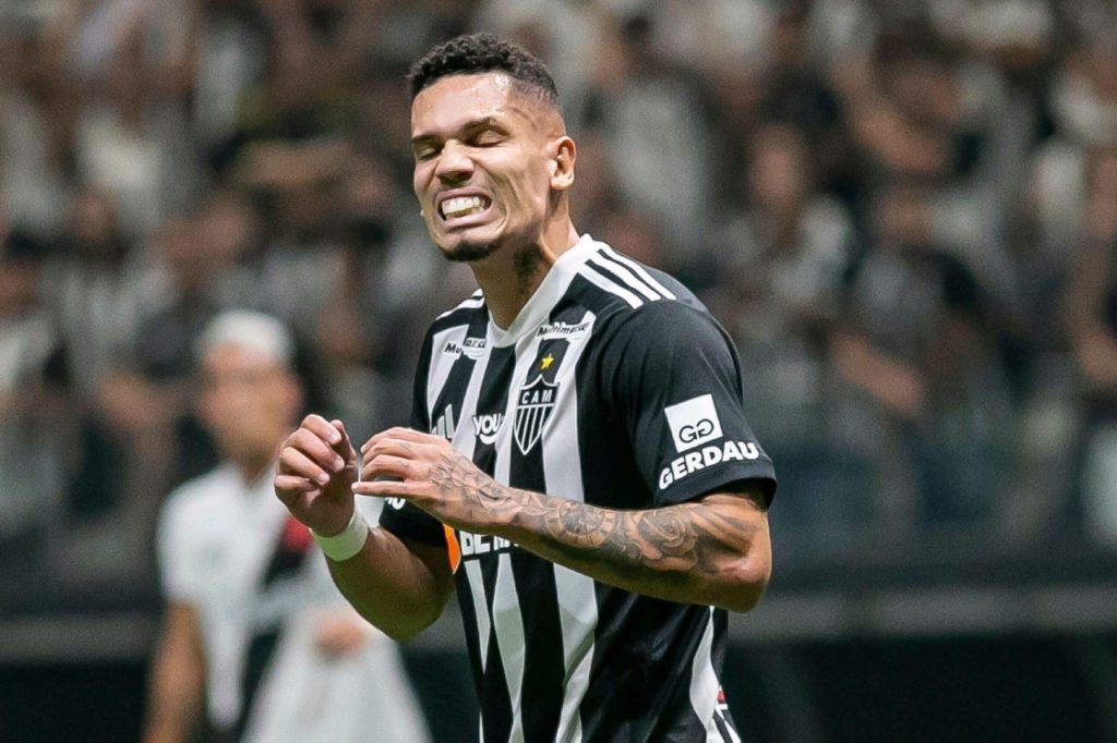 Paulinho, do Atlético-MG, comemorando um dos gols marcados pelo time na Copa do Brasil.