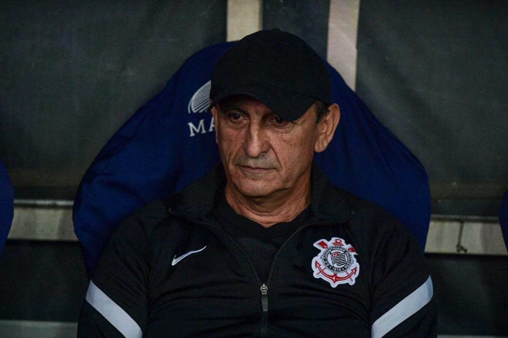 Ramón Díaz, do Corinthians, observando o time em campo na rodada do Brasileirão.