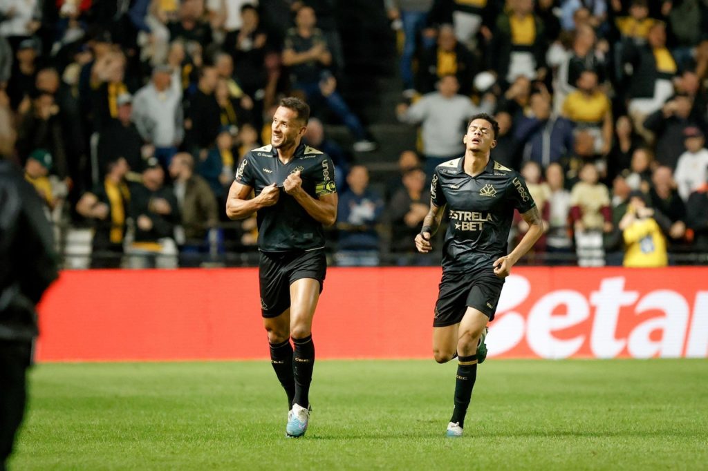 Rodrigo, do Criciúma, comemorando um dos gols marcados pelo time na temporada de 2024.