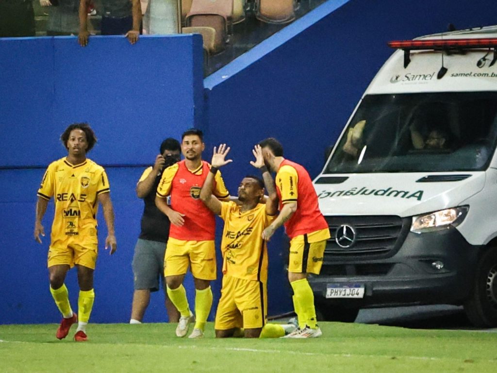 Matheus Serafim, do Amazonas, comemorando um dos gols marcados pelo time na temporada.