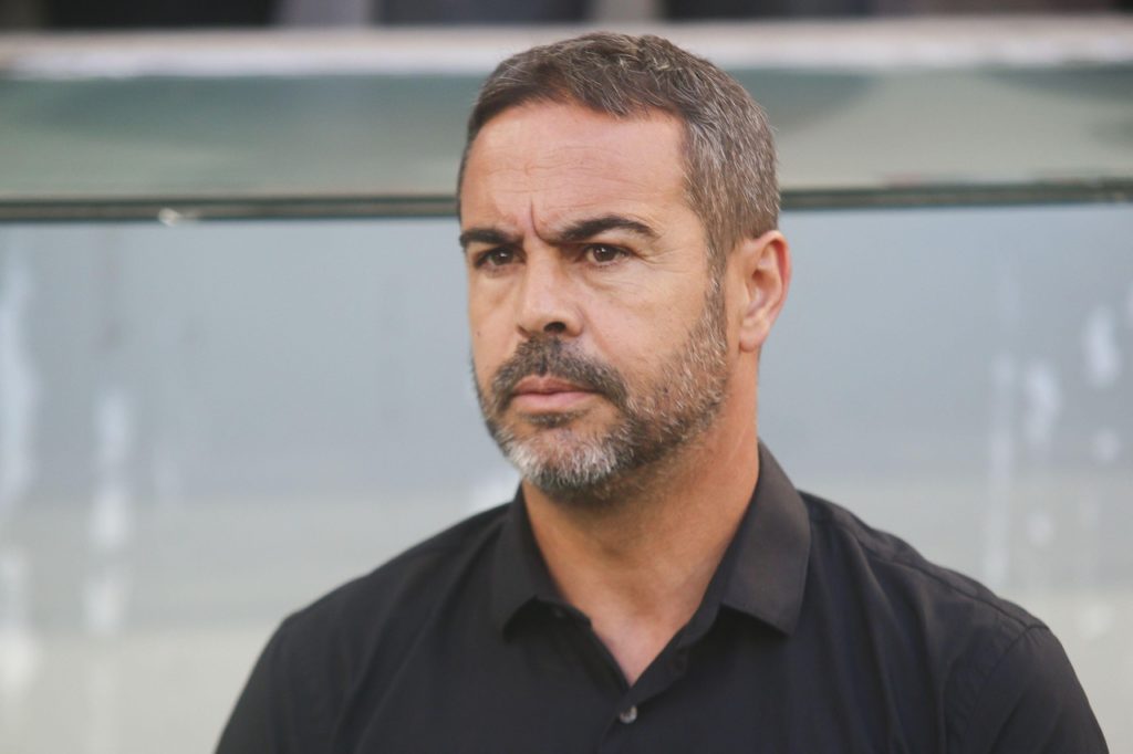 Artur Jorge, do Botafogo, observando o time durante uma partida do time na temporada de 2024.