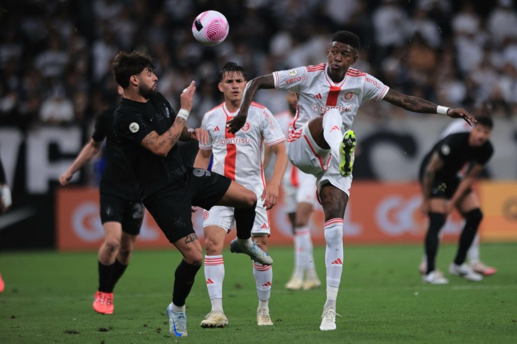 Yuri Alberto, do Corinthians, disputando a bola com Vitão, do Internacional.