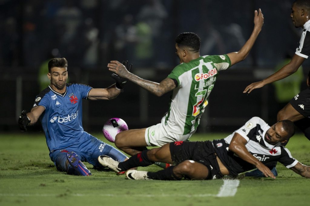 Léo Jardim fazendo a defesa em um dos jogos contra o Juventude no Brasileirão de 2024.