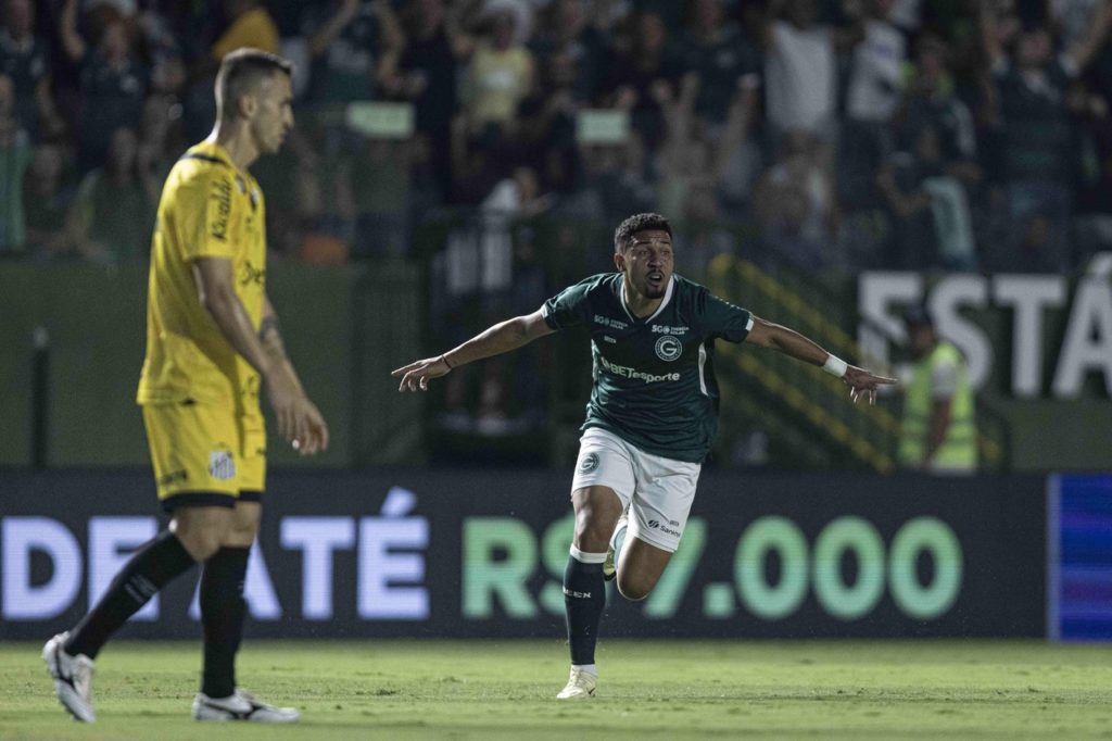 Rildo, do Goiás, comemorando um dos gols marcados pelo time na temporada de 2024.