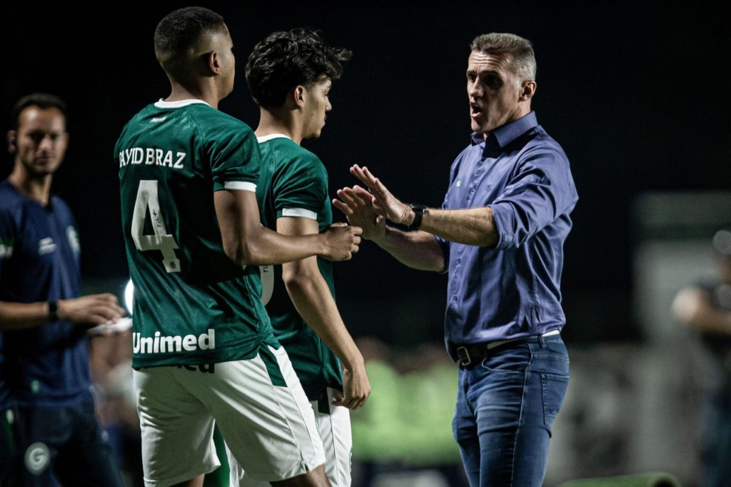 Vagner Mancini, do Goiás, orientando dois de seus jogadores, em uma das rodadas da Série B do Brasileiro.