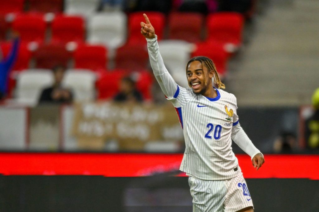 Barcola, da França, comemorando um dos gols marcados por ele com a camisa da seleção.