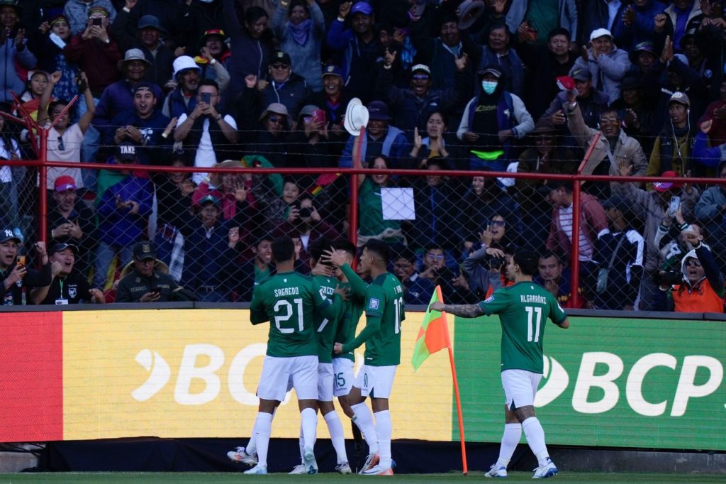 Jogadores da Bolívia comemorando um dos gols da seleção nas Eliminatórias da Copa do Mundo.