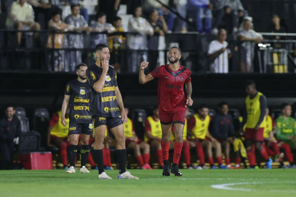 Gustavo Coutinho, do Sport, comemorando um dos gols marcados pelo time na temporada.